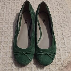 Talbots green suede flat size 8 AA